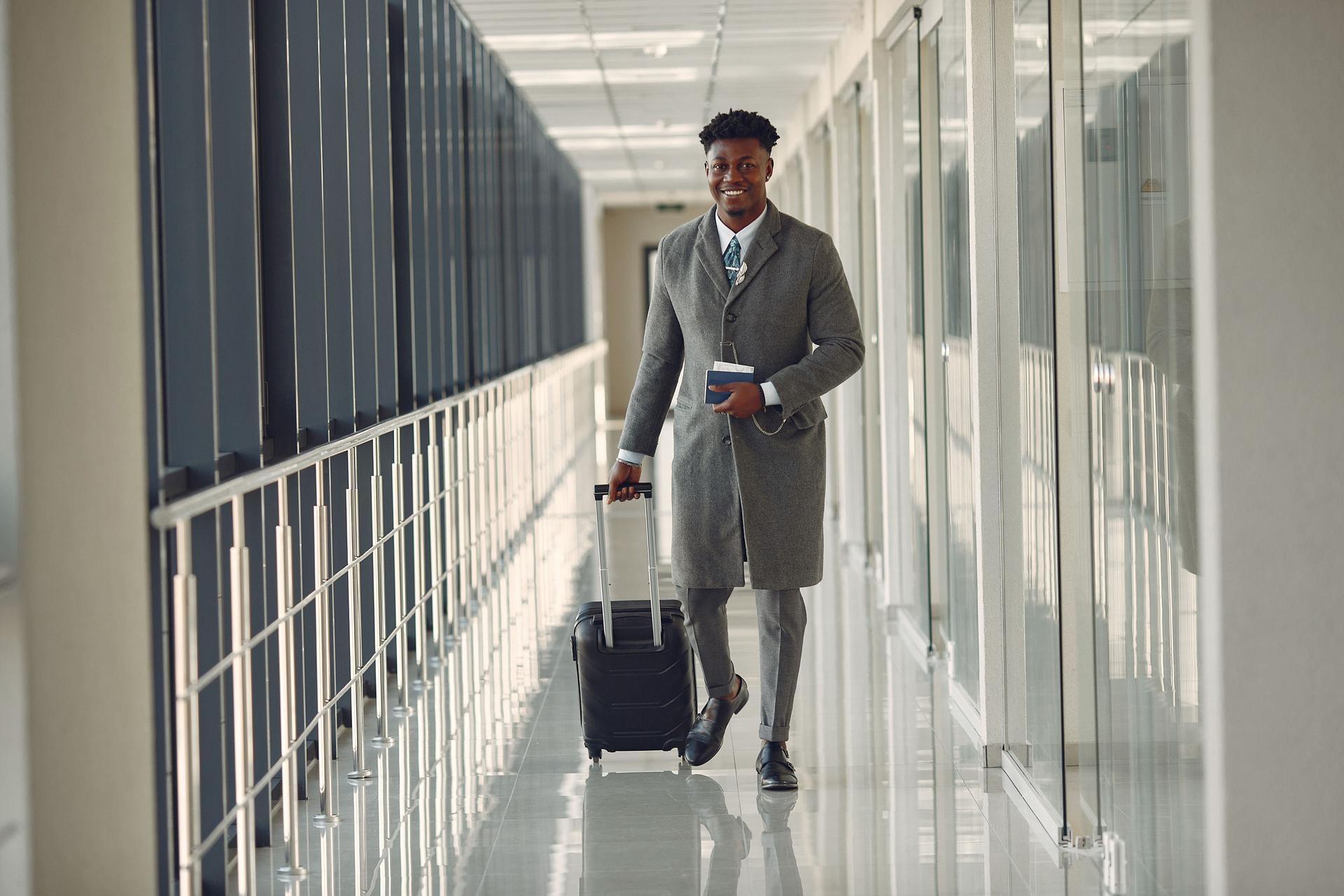 Voyageur Alpha Technologie à l'aéroport